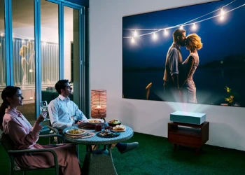 LG lança projetor 4K e promete um cinema em casa!